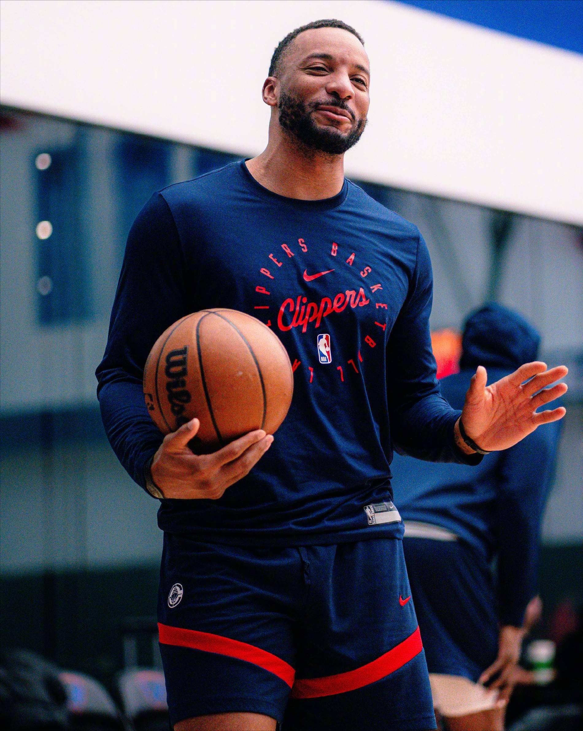 关于洛杉矶快船迎NBA季后赛关键赛，今晨主帅复盘，更衣室稳定，身体对抗强度拉满的信息